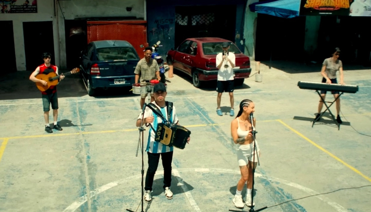 La Joaqui conquista México con el estreno de “Querido Rey”, junto al grupo La Receta