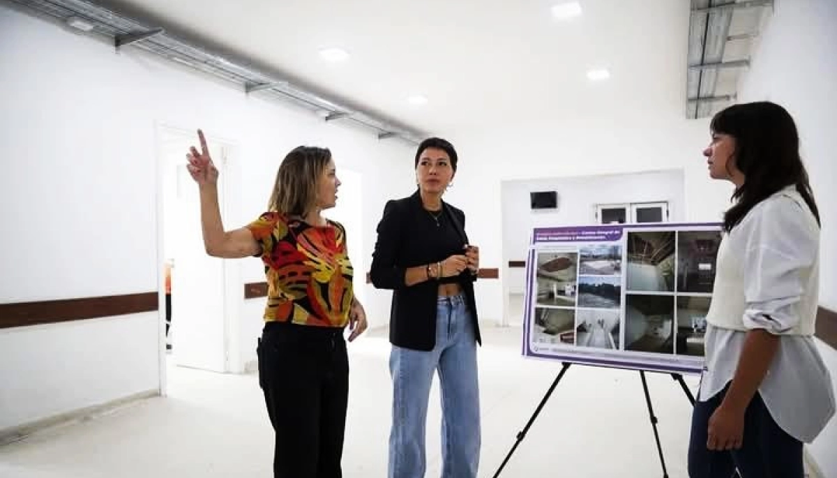Mayra Mendoza recorrió las obras de refacción del Centro Integral de Salud en Bernal