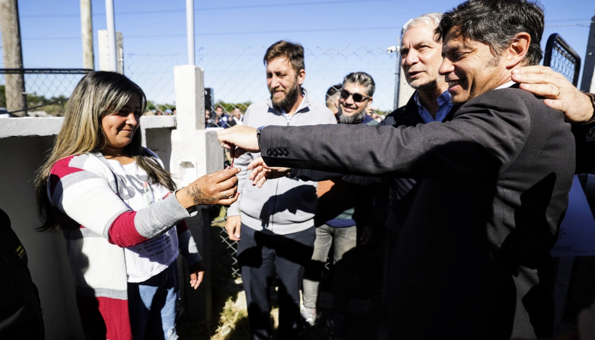 En La Plata: Kicillof visitó Melchor Romero y entregó más de 20 viviendas a vecinos