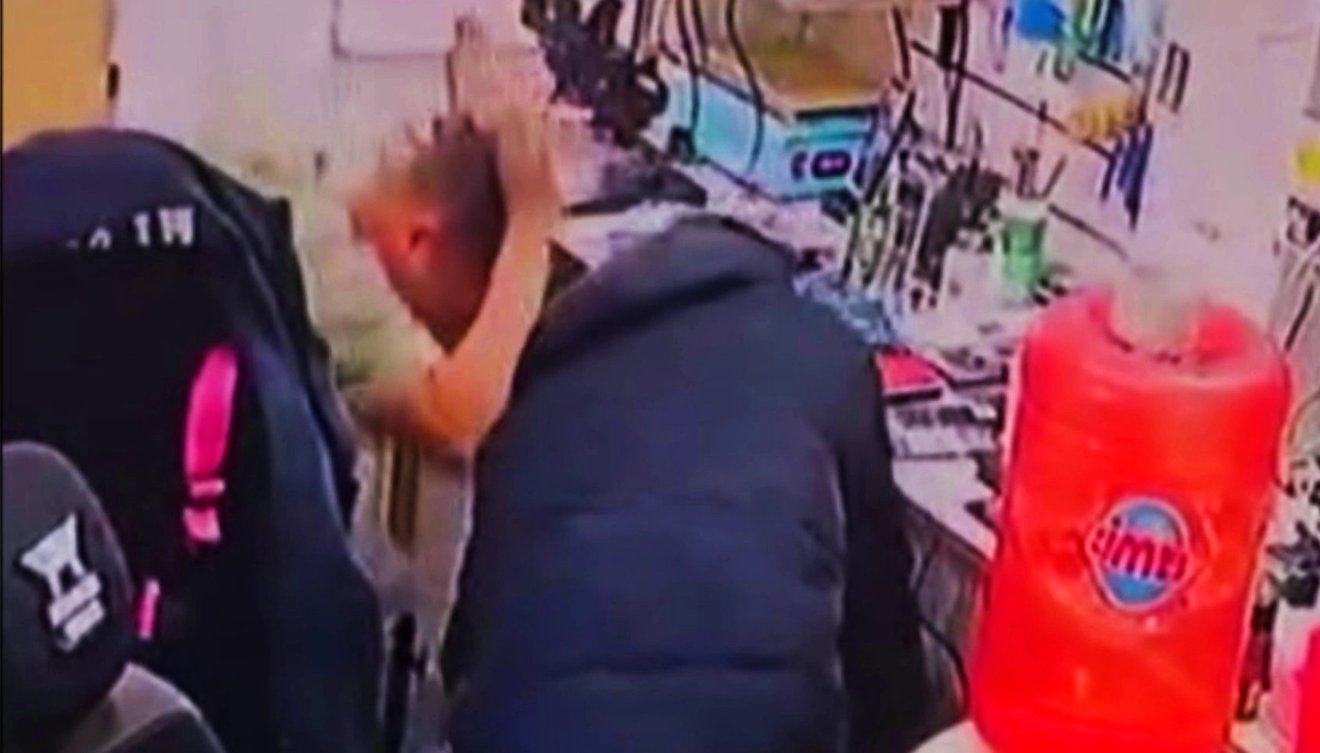 Conurbano descontrolado: hombres armados desvalijaron un comercio de telefonía en Florencio Varela