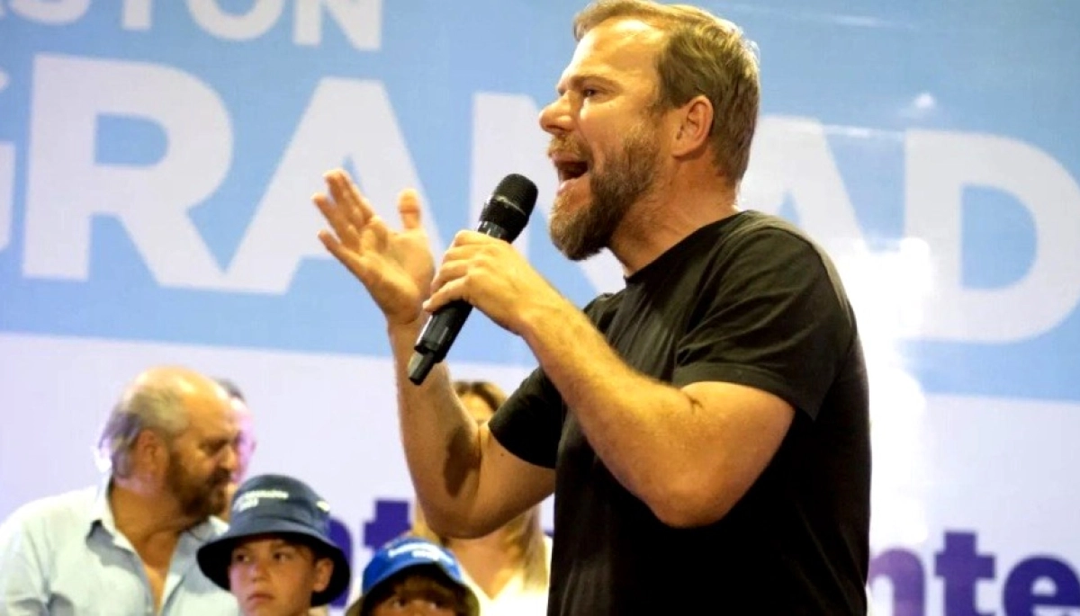 Intendente lanzó el operativo clamor por Cristina candidata en medio del duelo por el Papa y nadie lo siguió