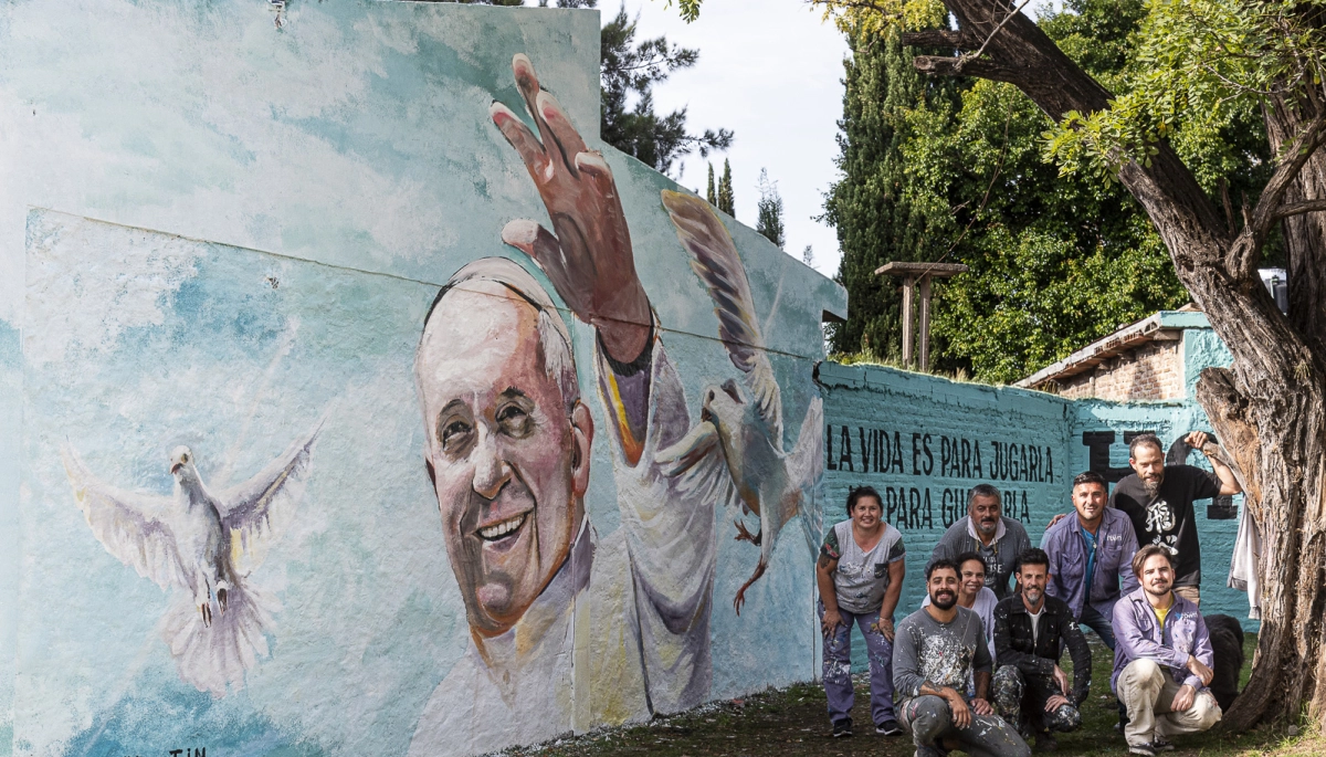 En Almirante Brown se realizó un mural en homenaje al Papa Francisco