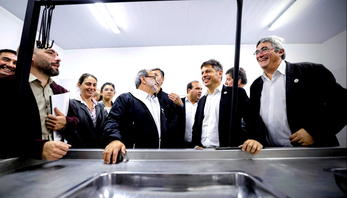 Kicillof se mostró con intendente radical y exigió a Milei que use la plata del FMI para “la gente”