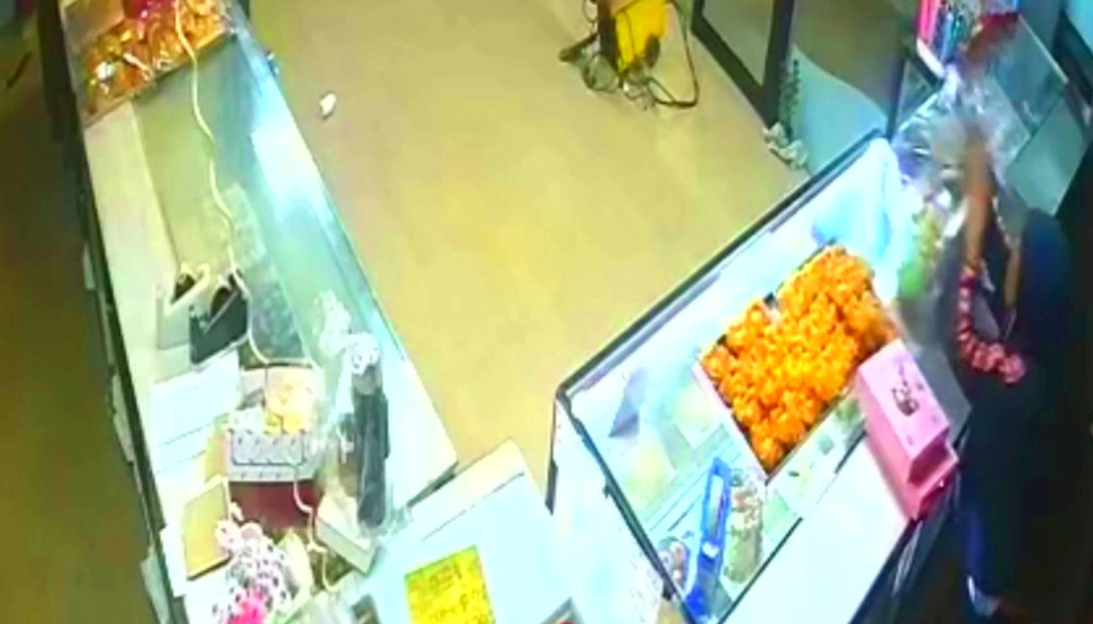 Detuvieron a un goloso que robó dinero y postres de una panadería