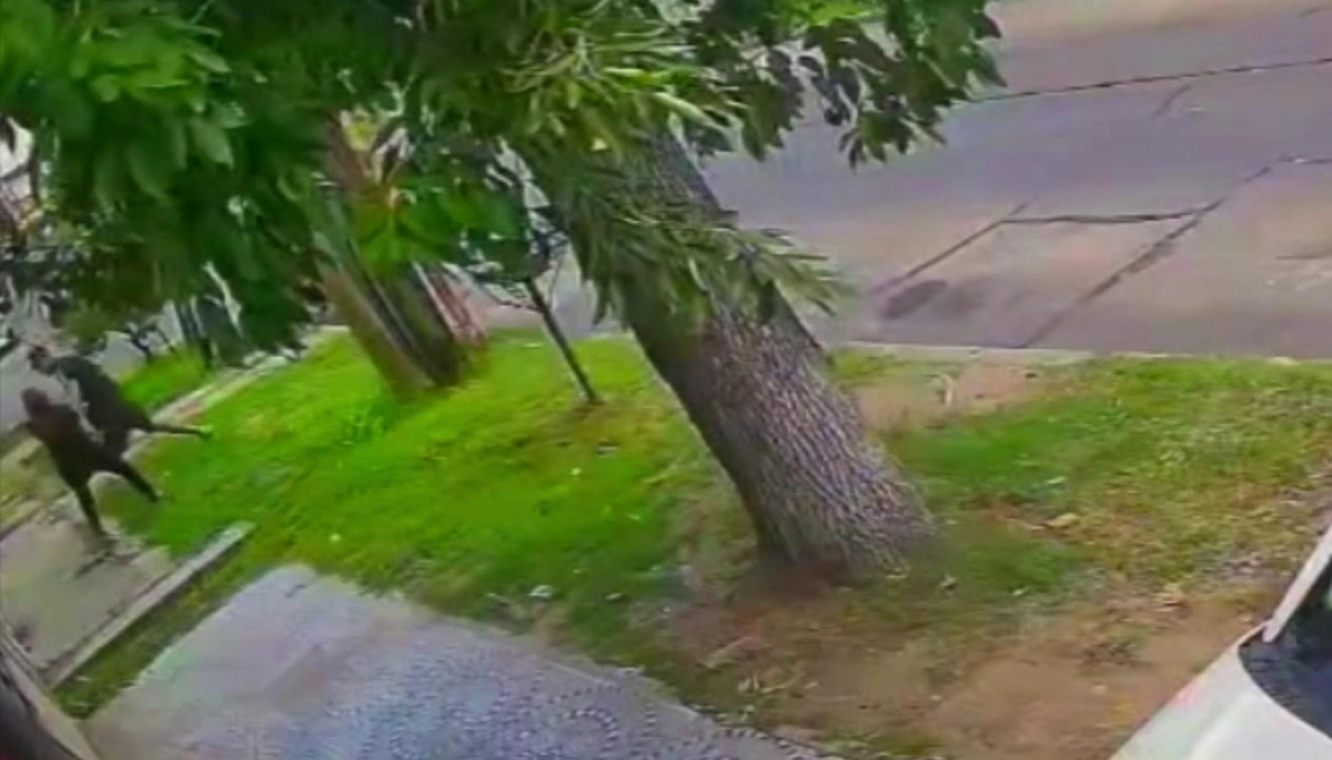 Motochorros descontrolados: a motoquero le pusieron un arma en la cabeza y una mujer fue arrastrada en la vereda