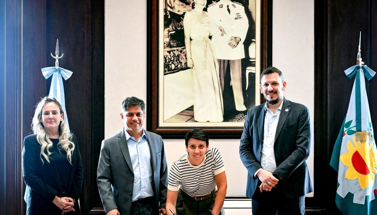Gonzalez Chaves se equipa: Lucia Gómez y Kicillof firmaron un convenio para mejorar caminos rurales