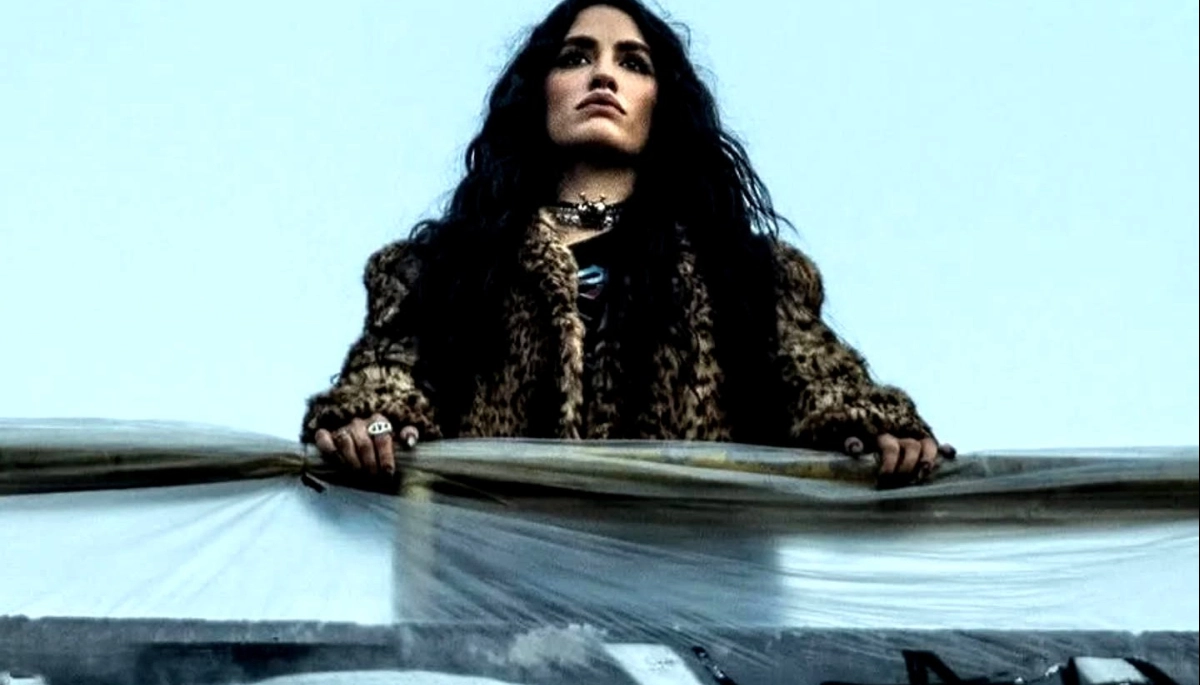 Con una impronta audaz y rockera, Lali lanzó su álbum "No vayas a atender cuando el demonio llama"