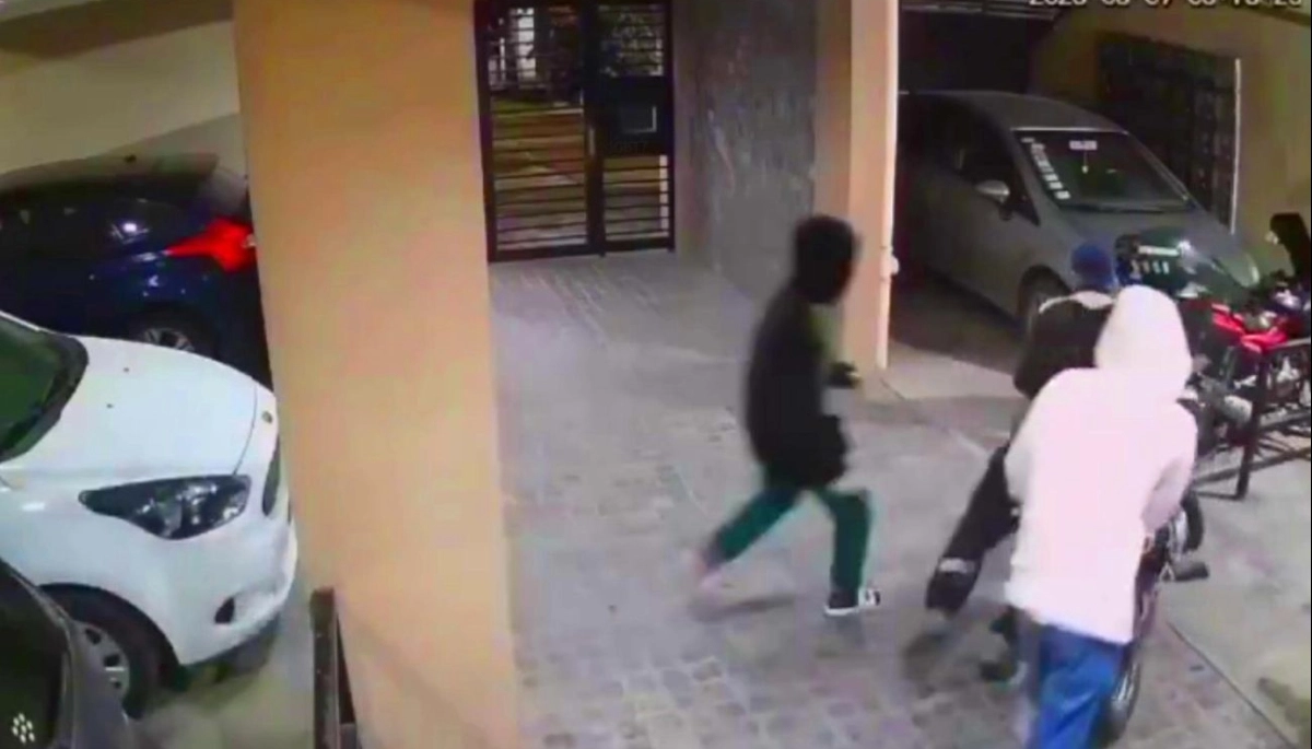 El terror de los edificios modernos: rompeportones entraron al garaje y le robaron la moto a un vecino