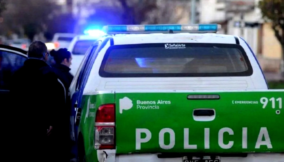 Terror en Lanús: en la puerta de una escuela y cuando salían los alumnos, robaron una 4 x 4 a mano armada