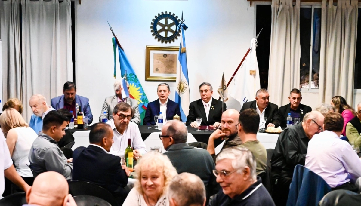 Junto a autoridades y miembros fundadores, Gray participó del 45º aniversario del Rotary Club Luis Guillón