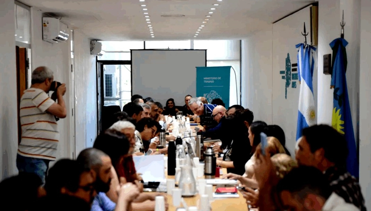 En medio de reclamos salariales, Kicillof vuelve a postergar paritarias con docentes, estatales y judiciales