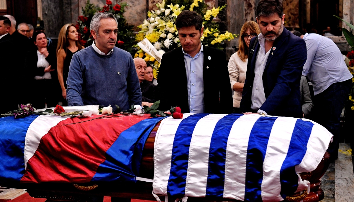 Kicillof asistió al funeral de Pepe Mujica y condenó los agravios de funcionarios de Milei