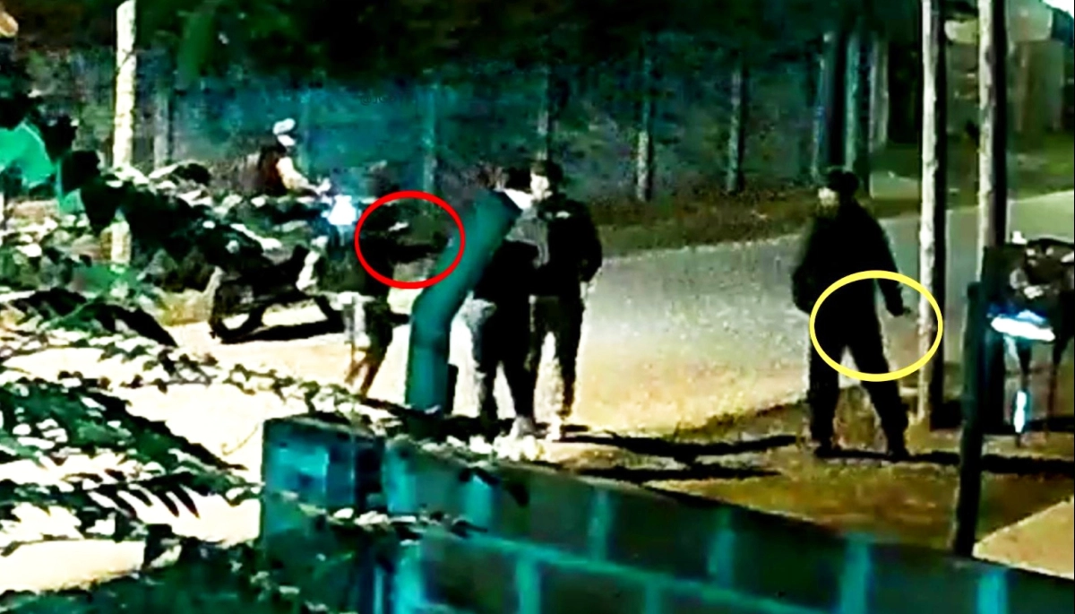 Temerario adolescente se deshizo del celular cuando motochorro apuntó la pistola al rostro de los amigos