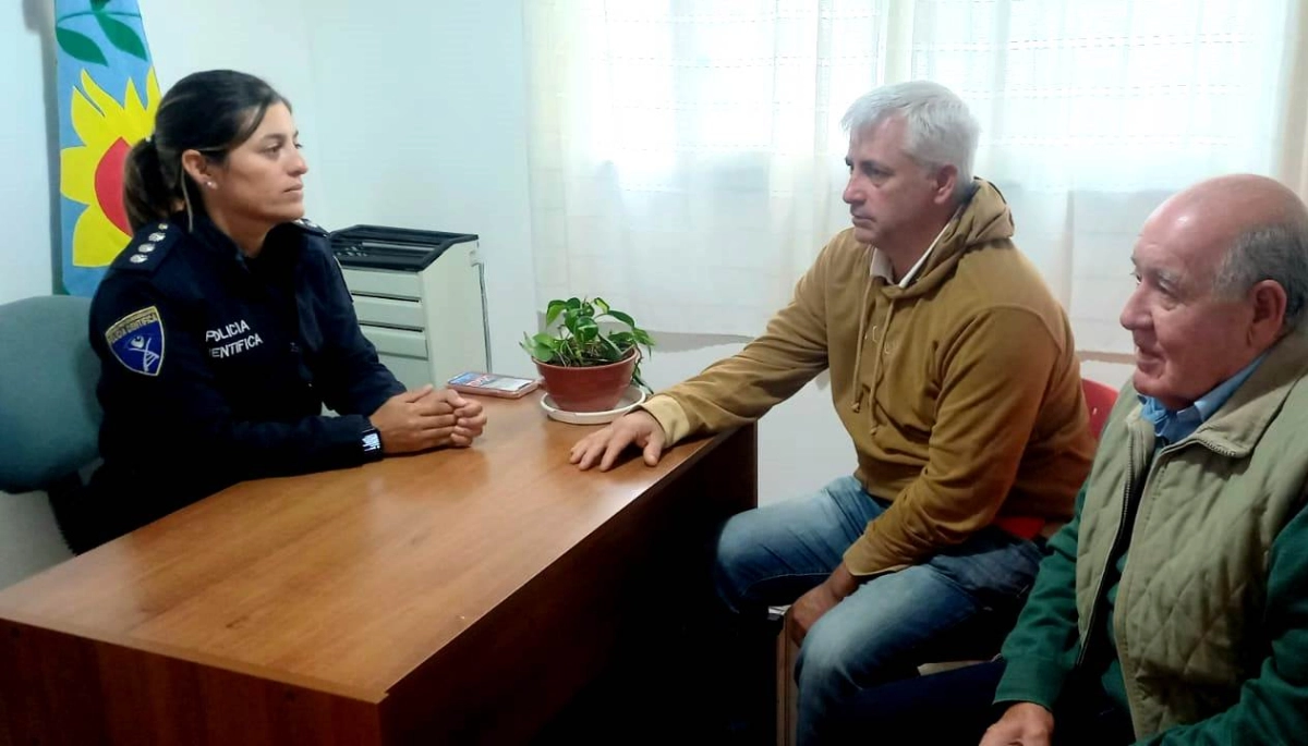 Para aceitar el diálogo, el Secretario de Seguridad de Saladillo se reunió con la Oficial Principal Vanesa Romero