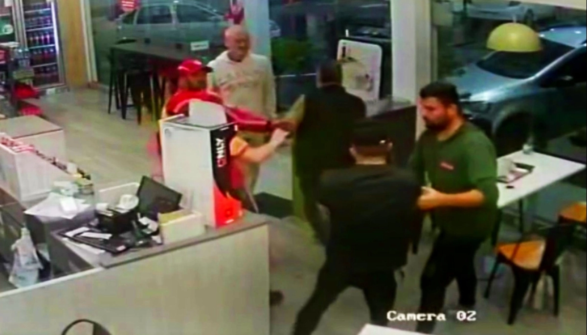 Pelea y un apuñalado en La Plata: molesto por su mirada, él lo golpeó y un amigo lo acuchilló