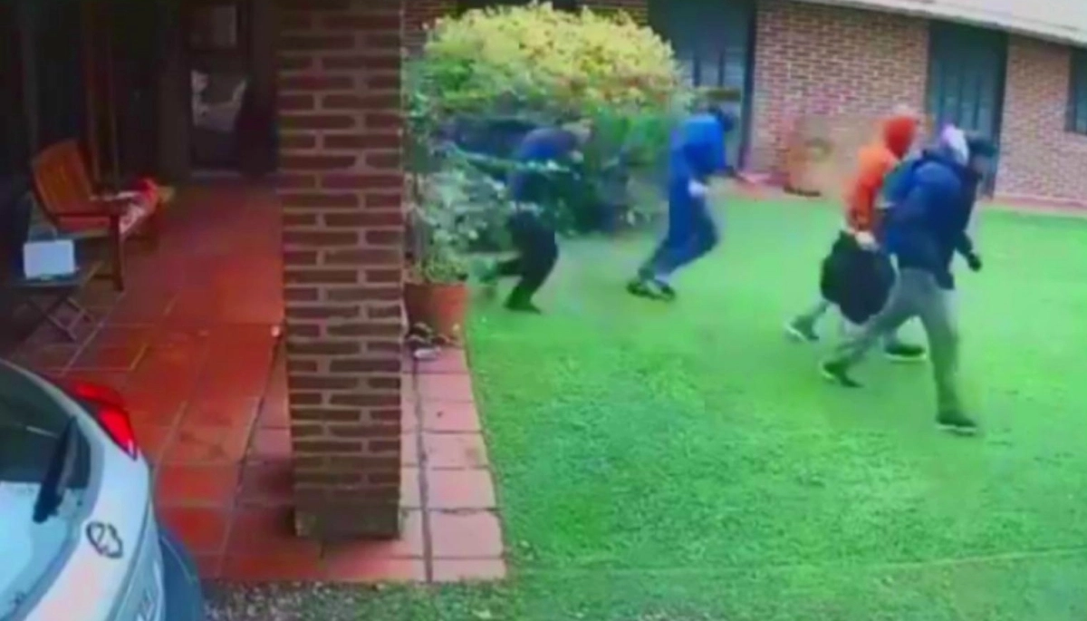 Descontrol e impunidad en La Plata: a la hora del té y a cara descubierta, desvalijaron una casa de Gonnet