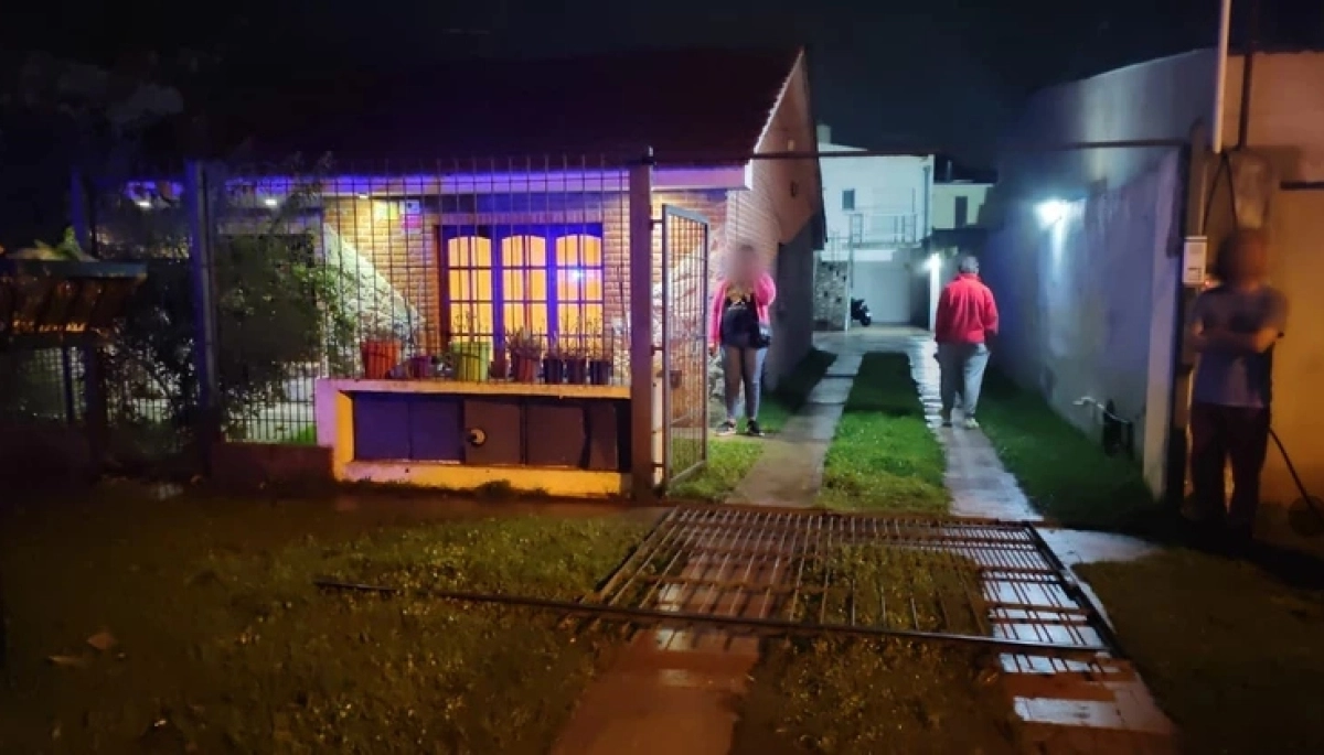 Se salvó sola: mujer atrapó a uno de los ladrones que le intentaron robar la moto dentro de la casa