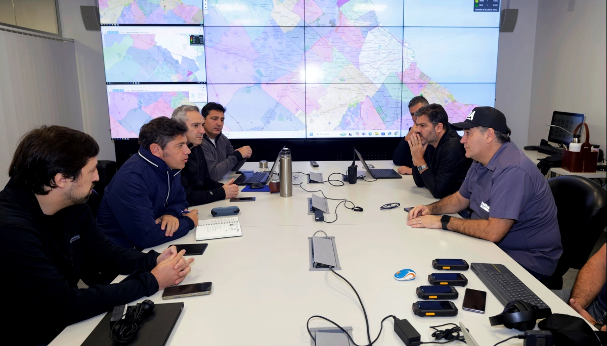 Kicillof encabezó reunión de emergencia en el centro operativo que coordina la asistencia frente a las inundaciones