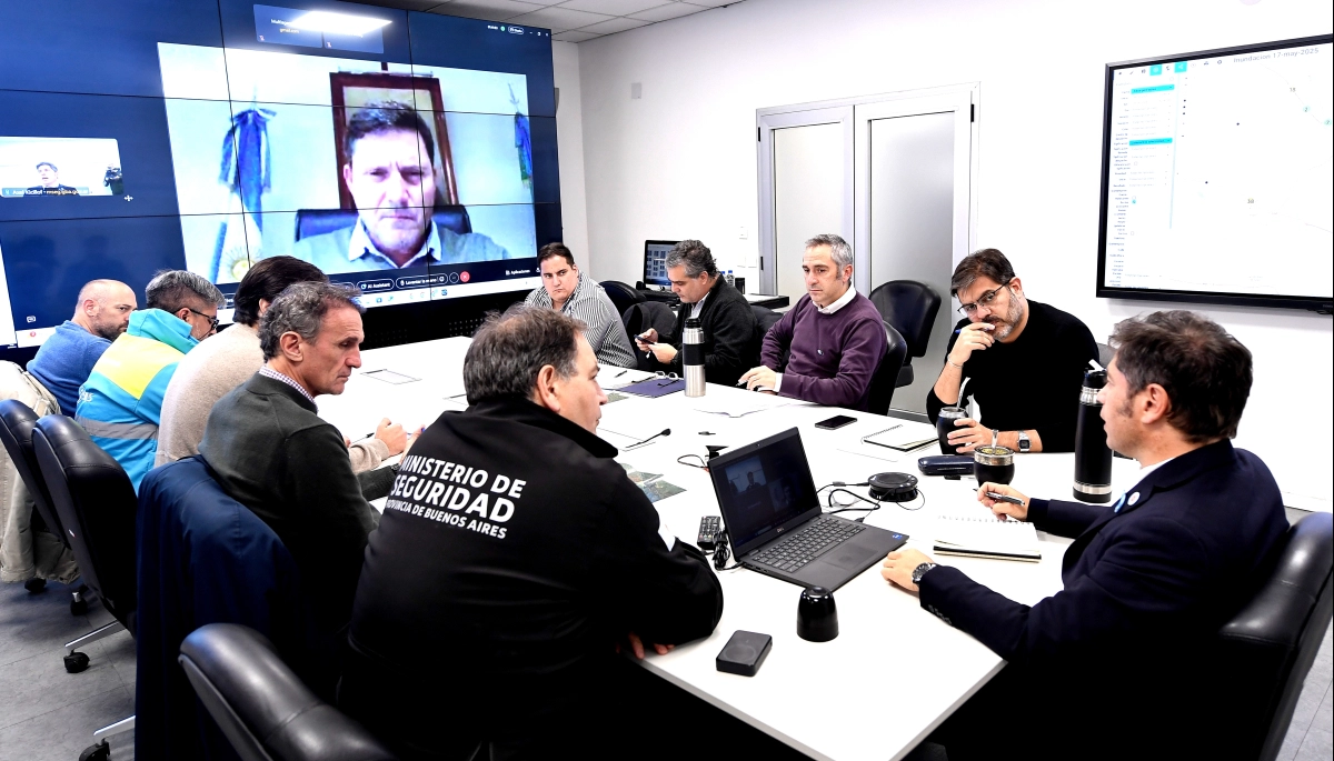 Inundaciones: Kicillof encabezó el comité de emergencia y coordinó la asistencia con los intendentes