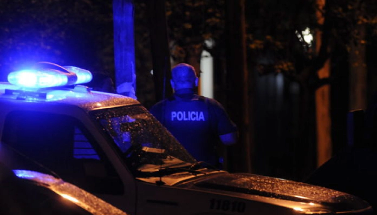 Intentaron robar un auto a los tiros pero un sillazo los puso en fuga