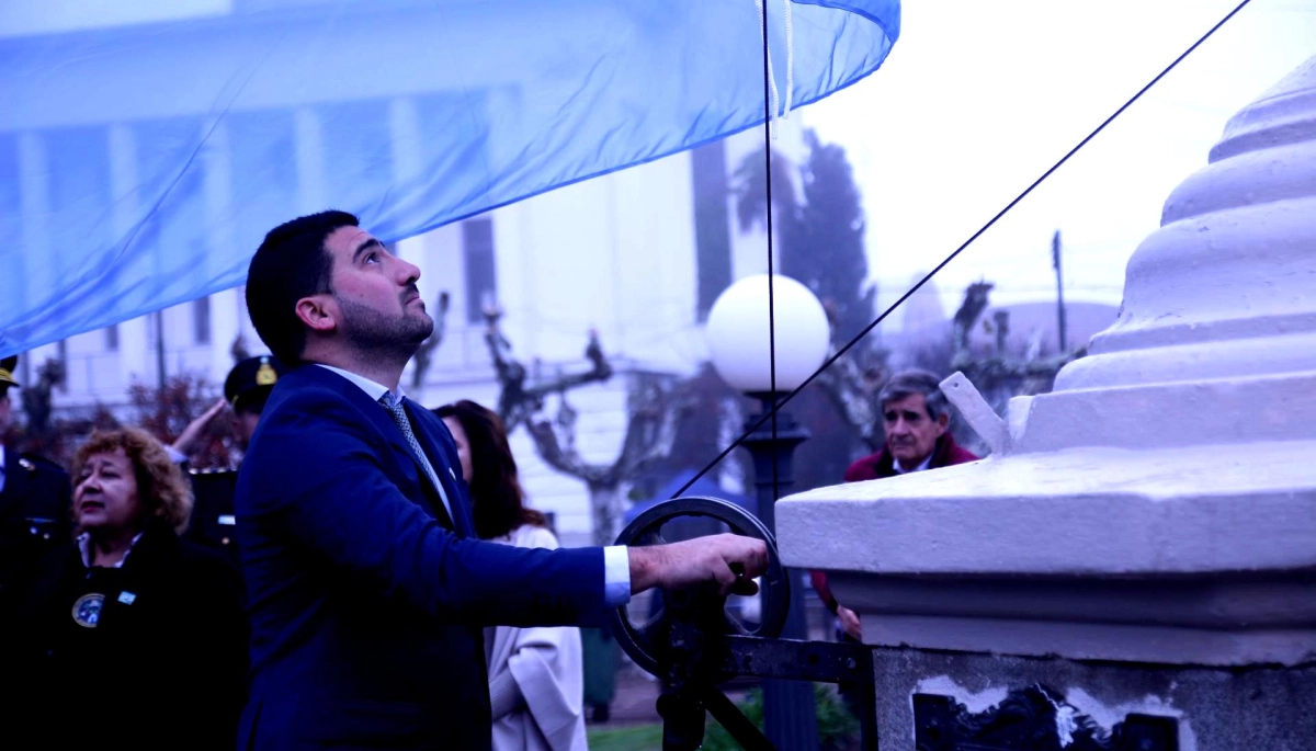 El intendente Egüen encabezó el acto protocolar por el 25 de Mayo