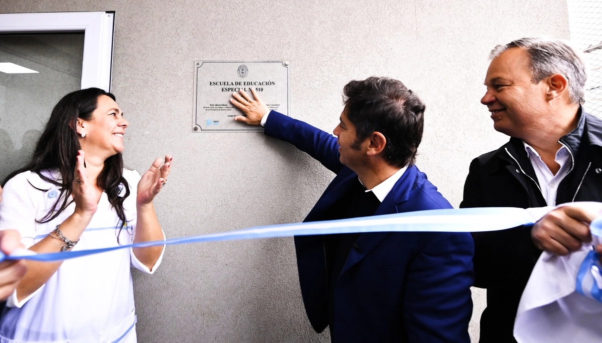 Junto a Cascallares, Kicillof inauguró una escuela en Almirante Brown y criticó “la ausencia” de Milei