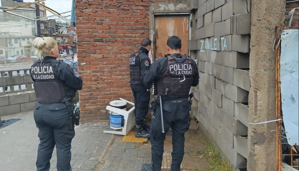 Escapaba de la policía, se intentó esconder en una casilla y entregó un búnker