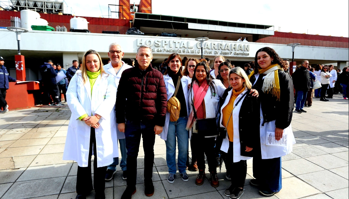 Gray acompañó a residentes del Hospital Garrahan en defensa de la salud pública