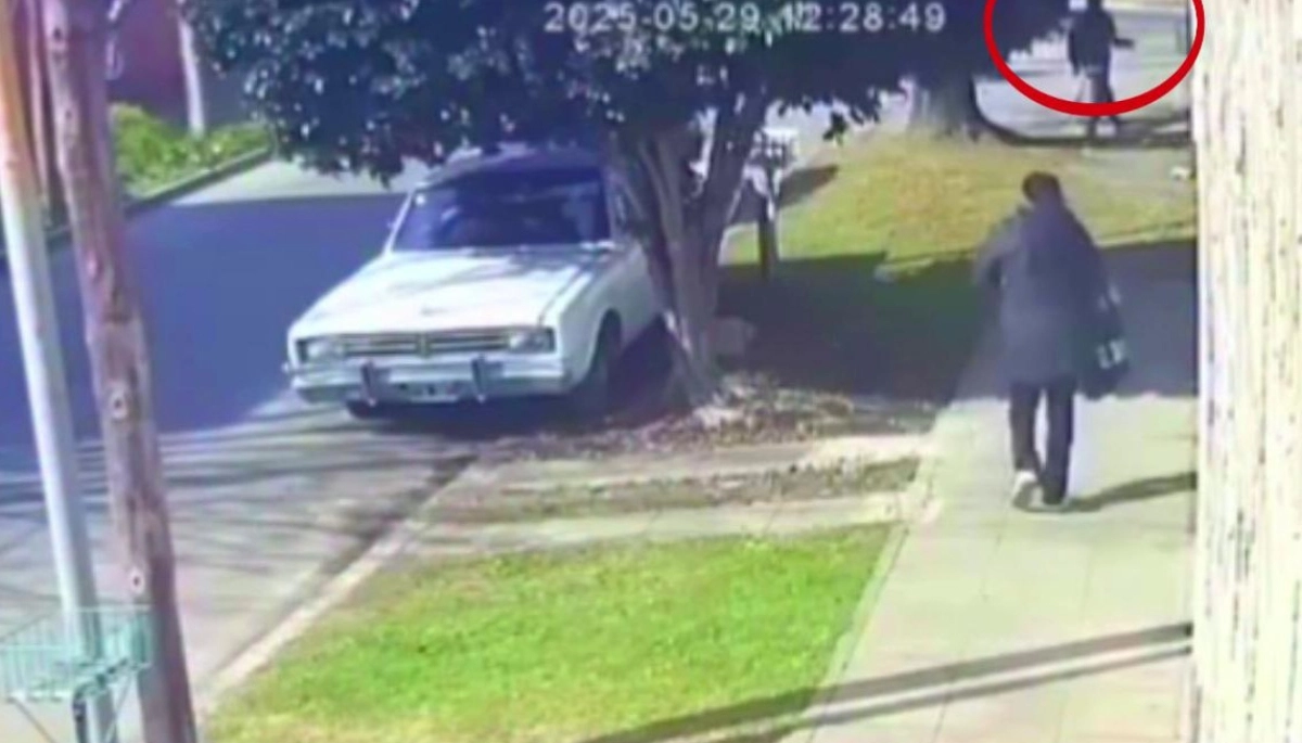 Emboscada y golpeada: mujer sufrió una feroz paliza cuando se resistió a un asalto callejero