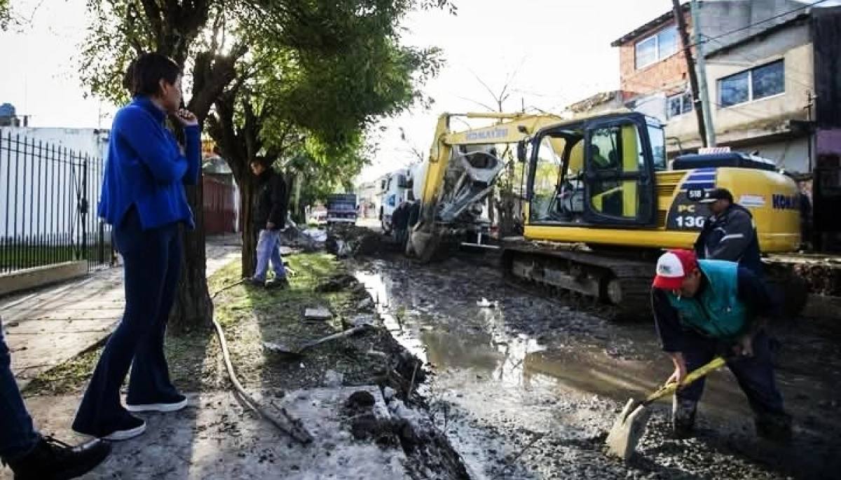 Mayra Mendoza recorrió obras de pavimentación junto a vecinos de Quilmes Oeste