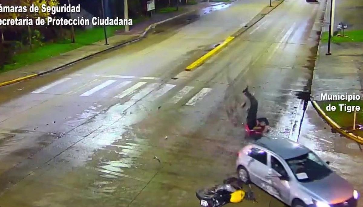 Está para los olímpicos: motoquero chocó con un auto, voló sobre el capot y cayó de pie