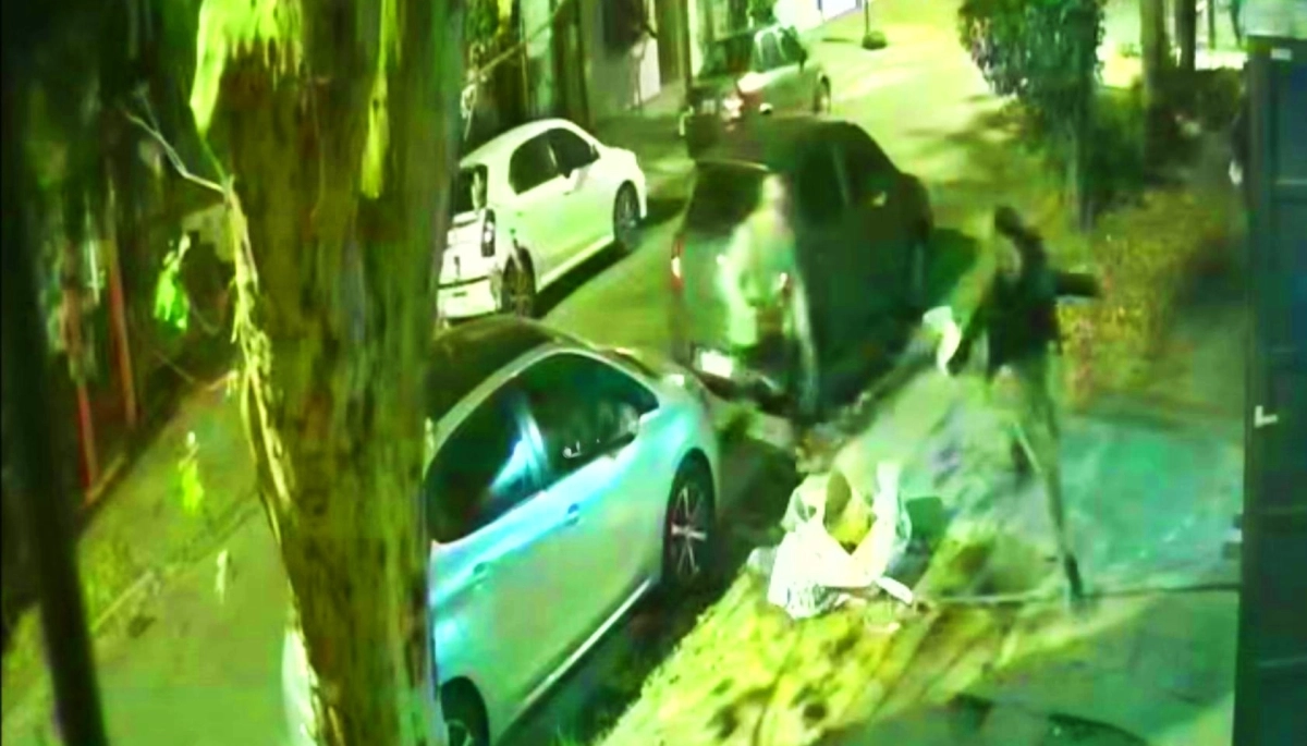 En Lanús, ladrones con paciencia le robaron el auto a una mujer