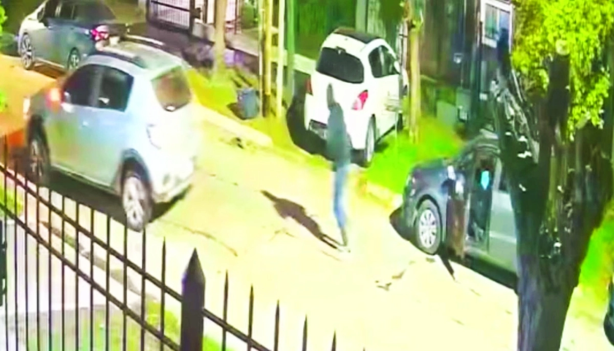 Raid delictivo: bajó del auto y fue rodeada por encapuchados que le robaron todo