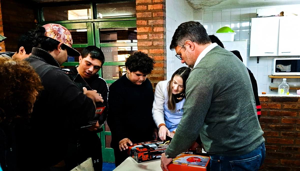 Para propuestas sociales: Hourcade entregó nuevas herramientas a una escuela de Magdalena