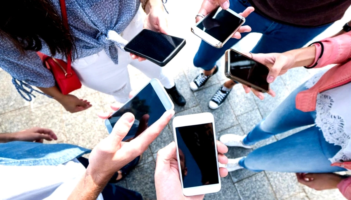 Defensoría del Pueblo de la Provincia reveló que el 40% de los bonaerenses usa el teléfono más de 6 horas diarias