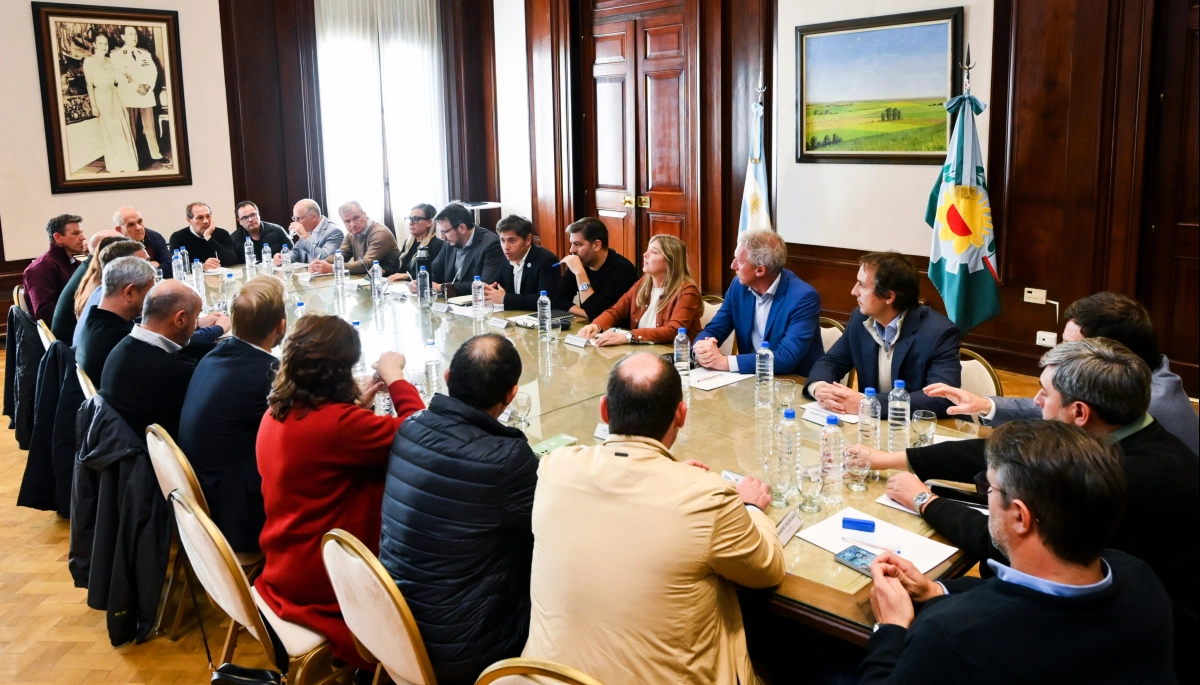 En plena interna y definiciones electorales, Kicillof recibió a varios intendentes para firmar convenios Leasing