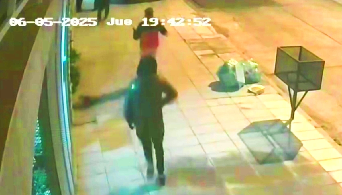 Estacionó al lado de la puerta de la casa y una banda de "pirañas" armadas le robó todo