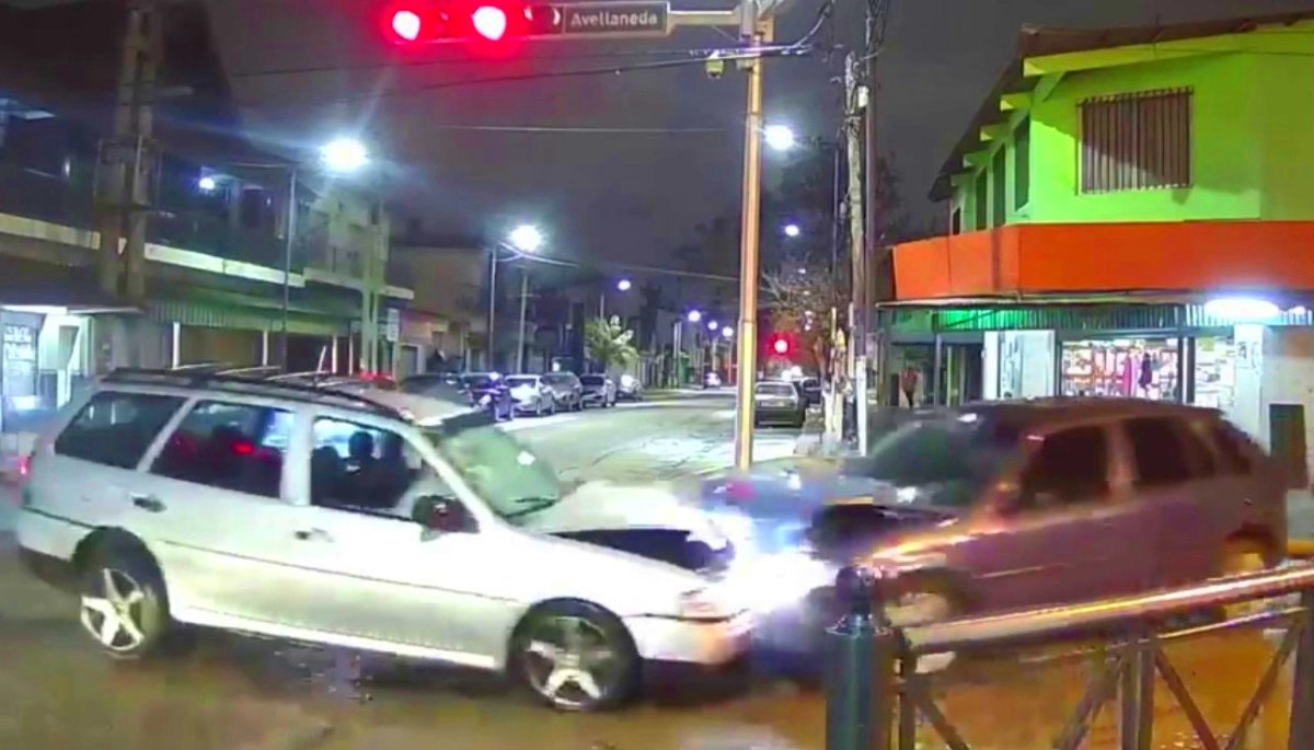 Conductor distraído dobló donde no debía y provocó un violento choque