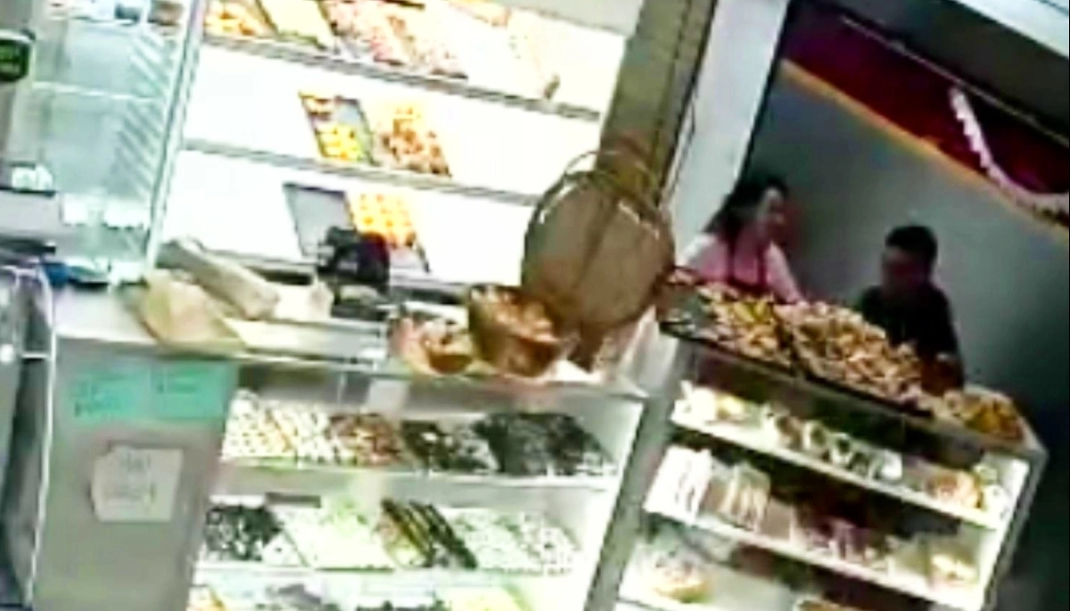Simuló ser cliente y sin exhibir armas se robó la recaudación de una panadería en La Plata