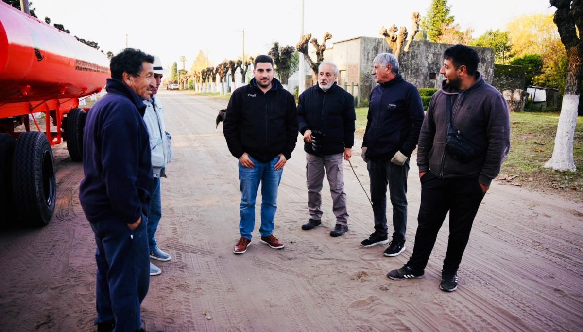 Egüen entregó vehículos en Valdés para “saldar una deuda a localidades del interior”