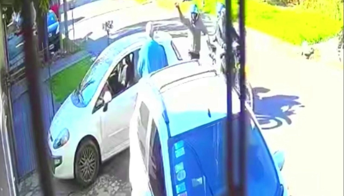 Sacó el auto del garaje y lo asaltaron tres delincuentes que viajaban en una moto