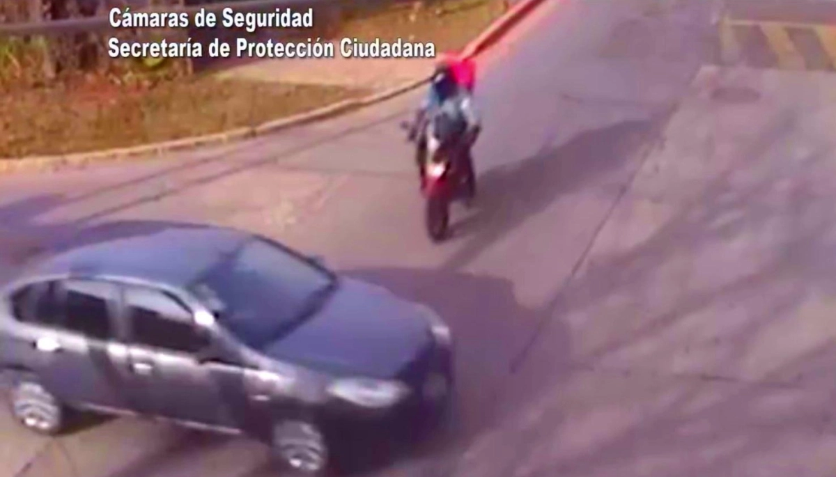 Quería llegar con la pizza caliente, chocó con un auto y se quedó sin propinas