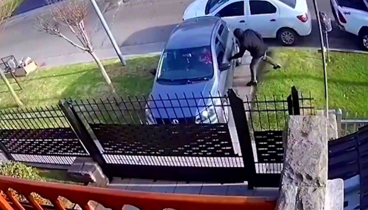 A robar a otro lado: conductora cerró la puerta en la cara del ladrón y lo puso en fuga con bocinazos