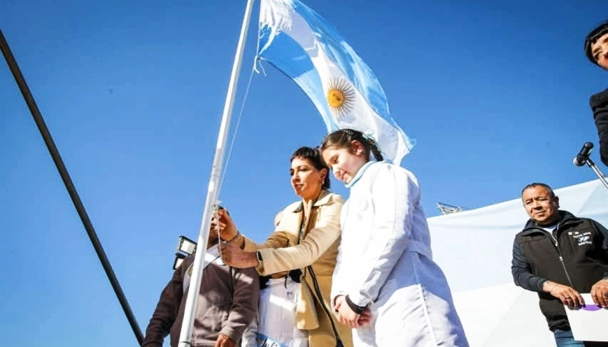 Junto a más de 4.000 alumnos, Mayra Mendoza tomó la Promesa de Lealtad a la Bandera en Quilmes