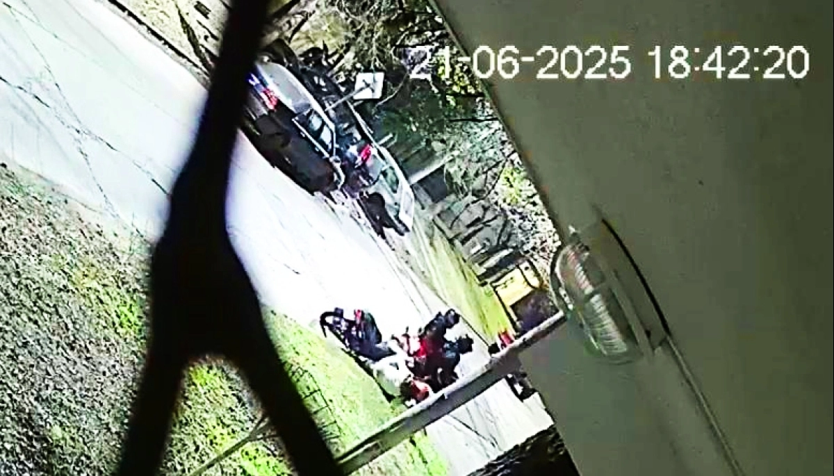 "Tirate, tirate": delincuentes persiguieron a motoquera y la obligaron a saltar del rodado en movimiento