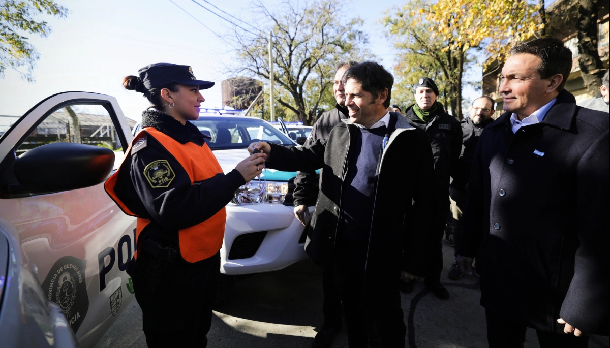Kicillof entregó vehículos para reforzar la seguridad de Varela y le pegó a Milei por la quita de recursos