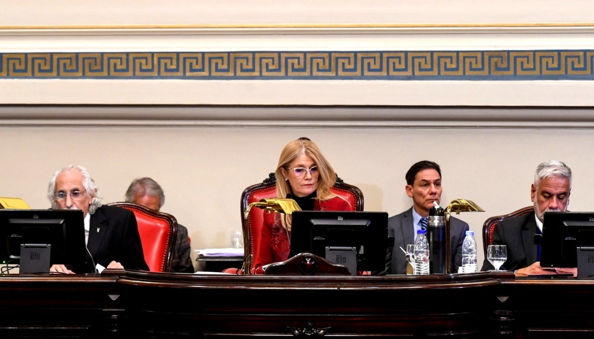 Sin la prensa y con polémica: Magario tuvo que desempatar para aprobar las reelecciones indefinidas en el Senado bonaerense