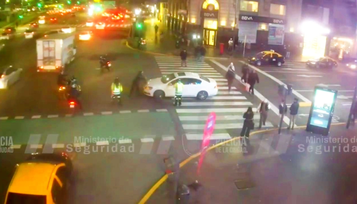 Locura criminal en CABA: para evitar una multa, atropelló y llevó en el capot a una agente de tránsito