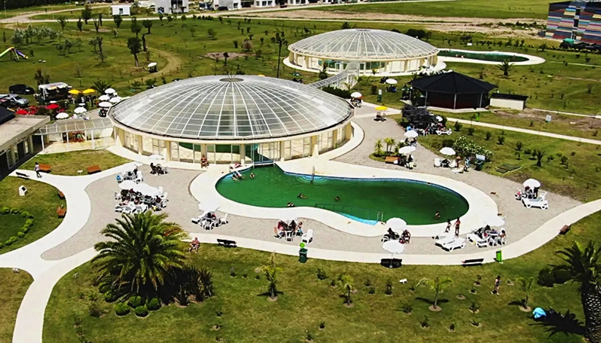 Un escándalo sacude Dolores por una multimillonaria demanda del parque termal