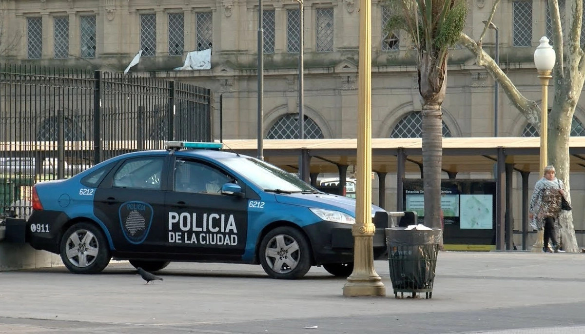 ¿Seguridad en CABA? Policía de la Ciudad verdugueó a un cafetero y le incautó los termos y las facturas